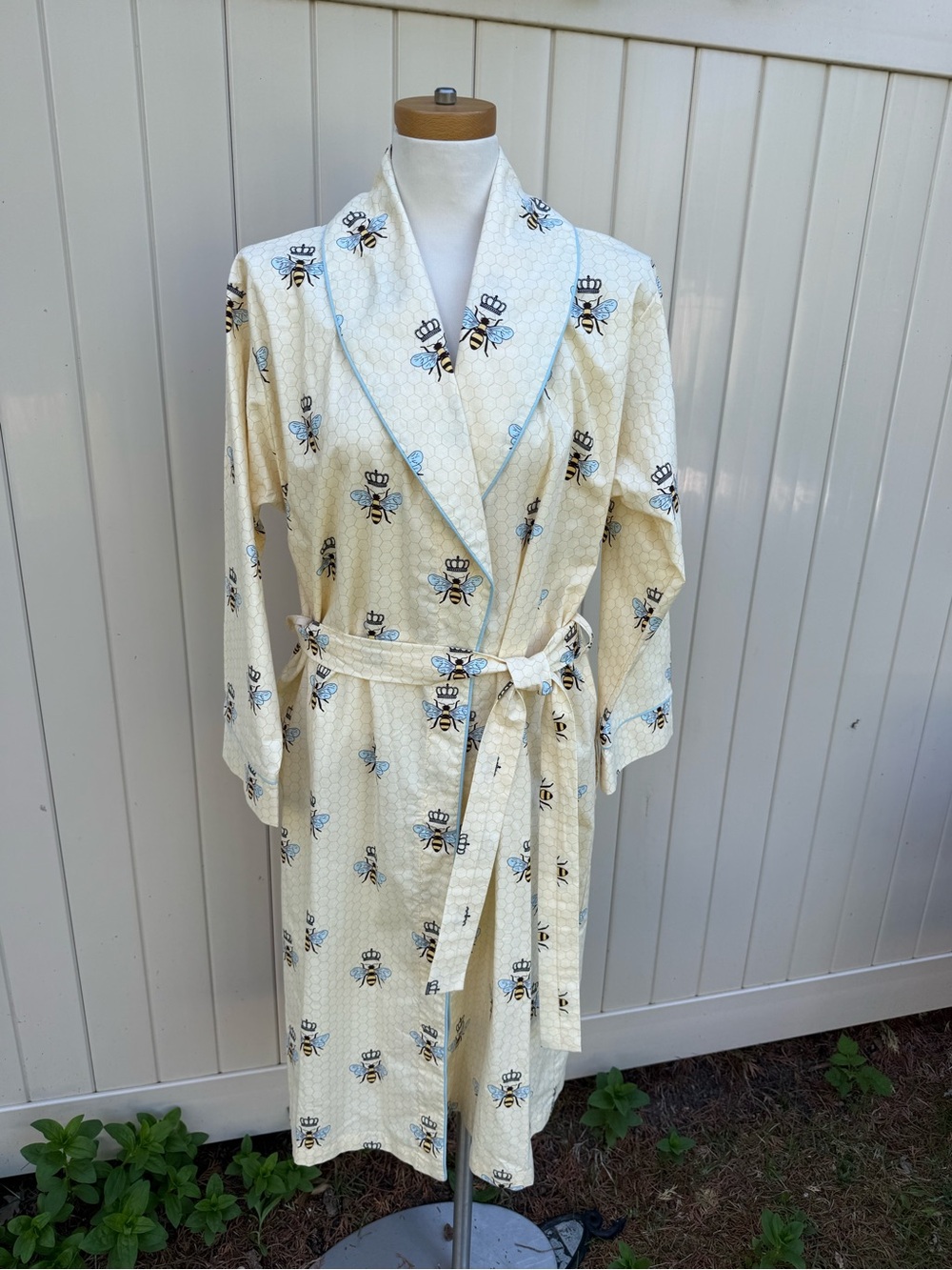 Size S/M The Cat’s Pajamas Robe Women's Butter 
Yellow Bee-Print with pockets